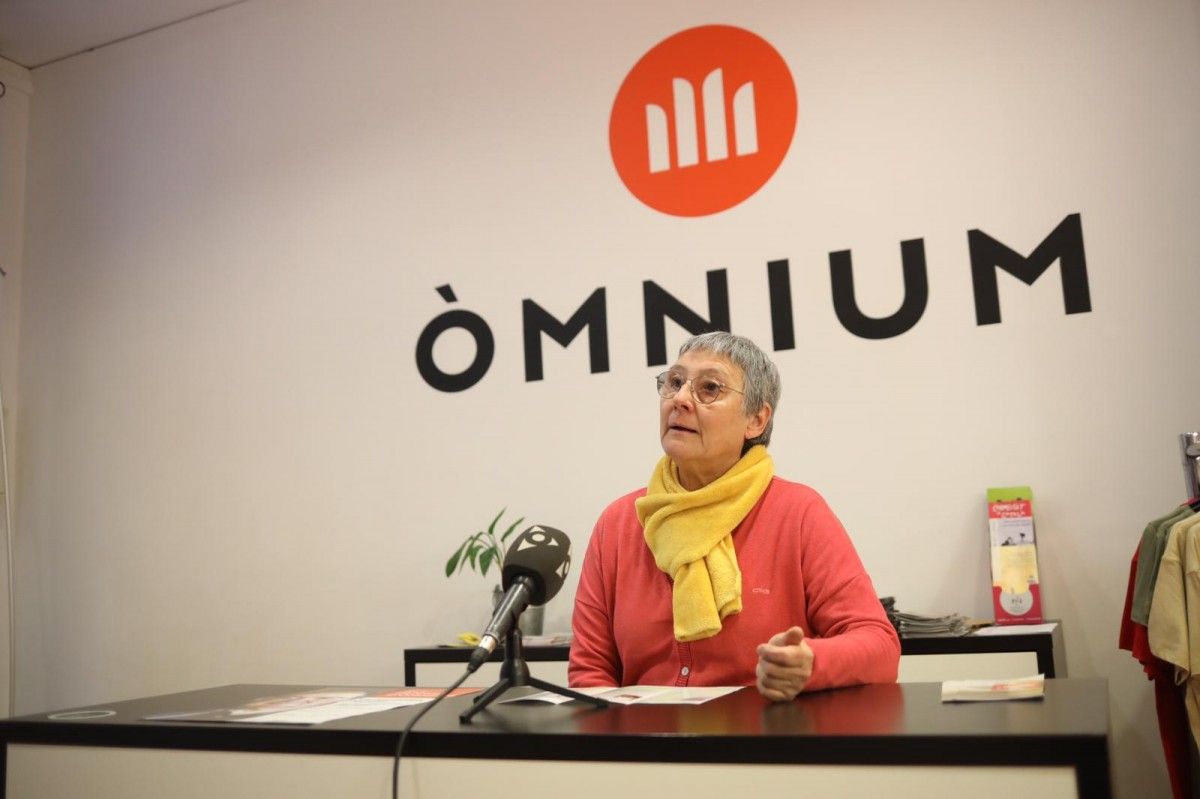 La presidenta d'Òmnium Garrotxa, Nuri Batallé, va presentar els dijous culturals d'aquest 2020.