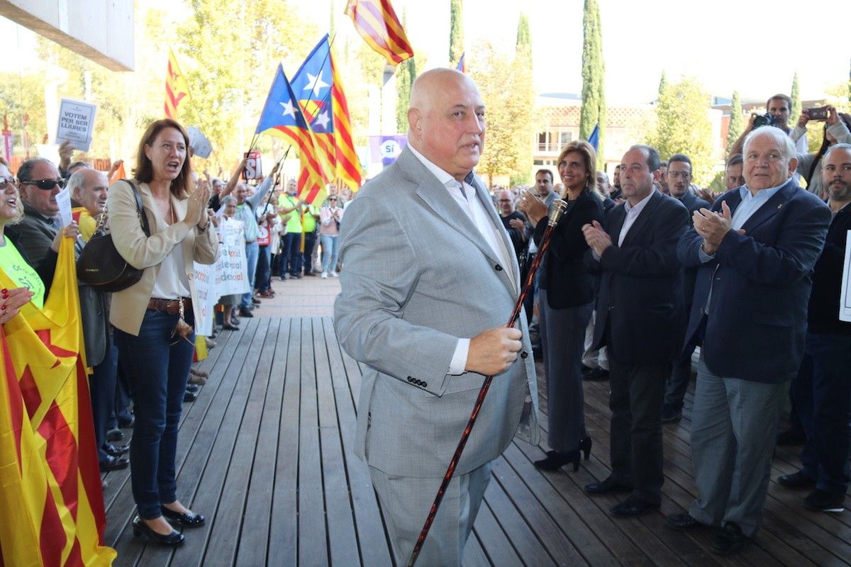 L'alcalde d'Olot, Josep Maria Corominas, abans d'entrar al Palau de Justícia de Girona envoltat de batlles –com Marta Madrenas, al seu darrere– i ciutadans que li han donat suport.