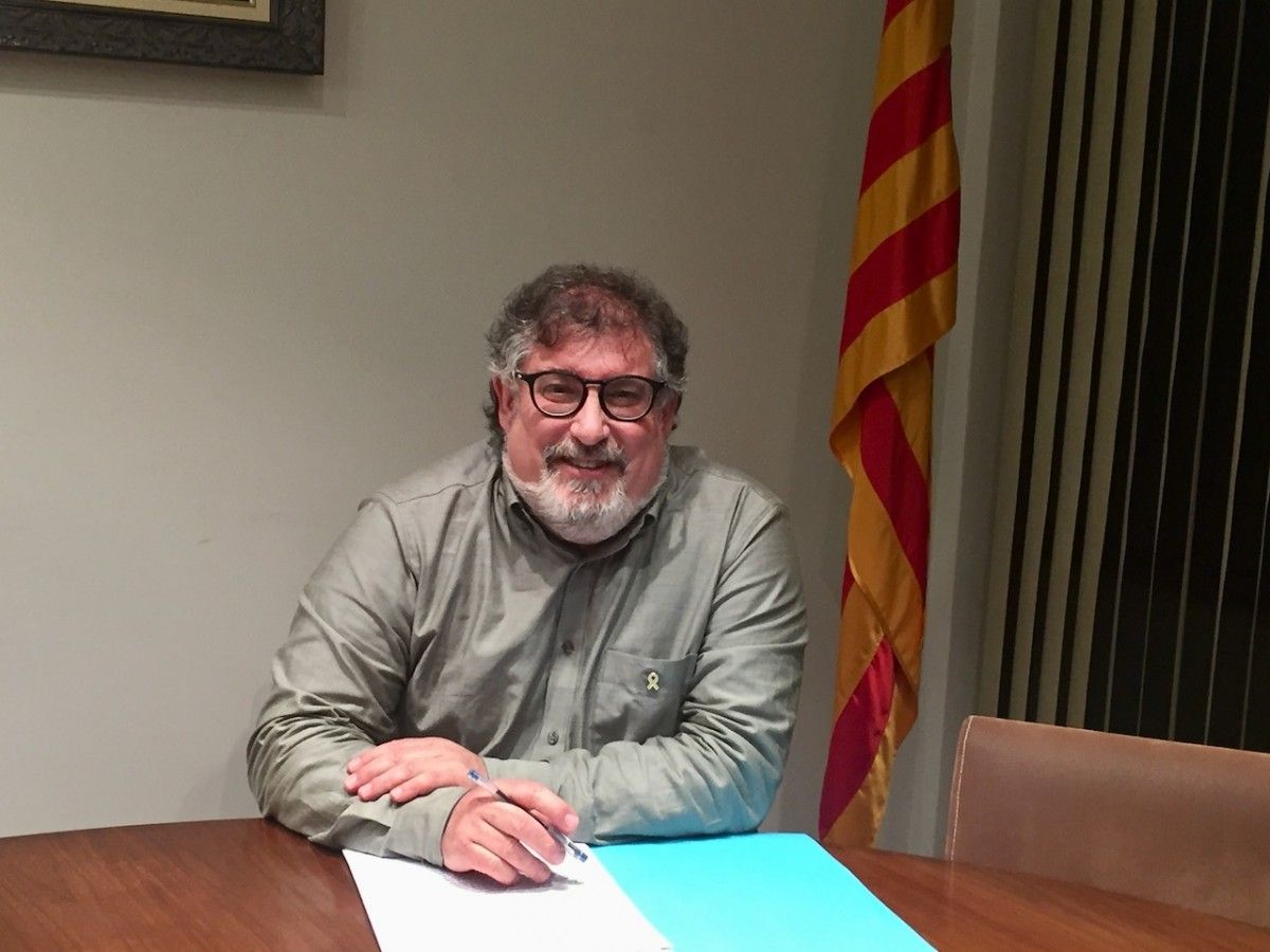 Lluís Amat a la sala de plens de l'Ajuntament de la Vall d'en Bas aquest dimecres.
