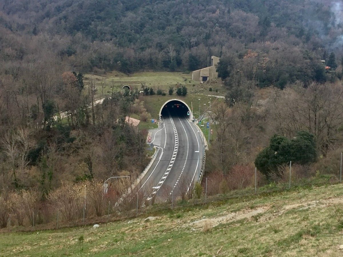 L'entrada al túnel de Bracons a la Vall d'en Bas en direcció a Vic.