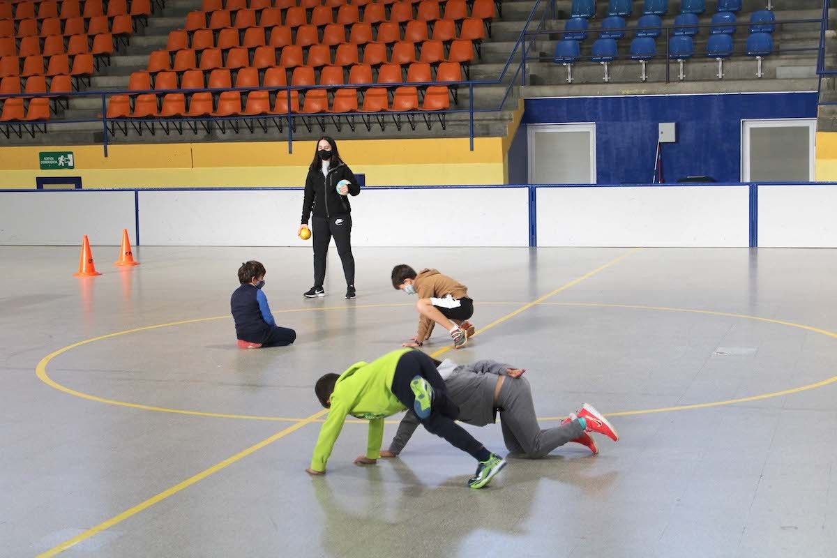 Uns infants participen al casal esportiu d'Olot.
