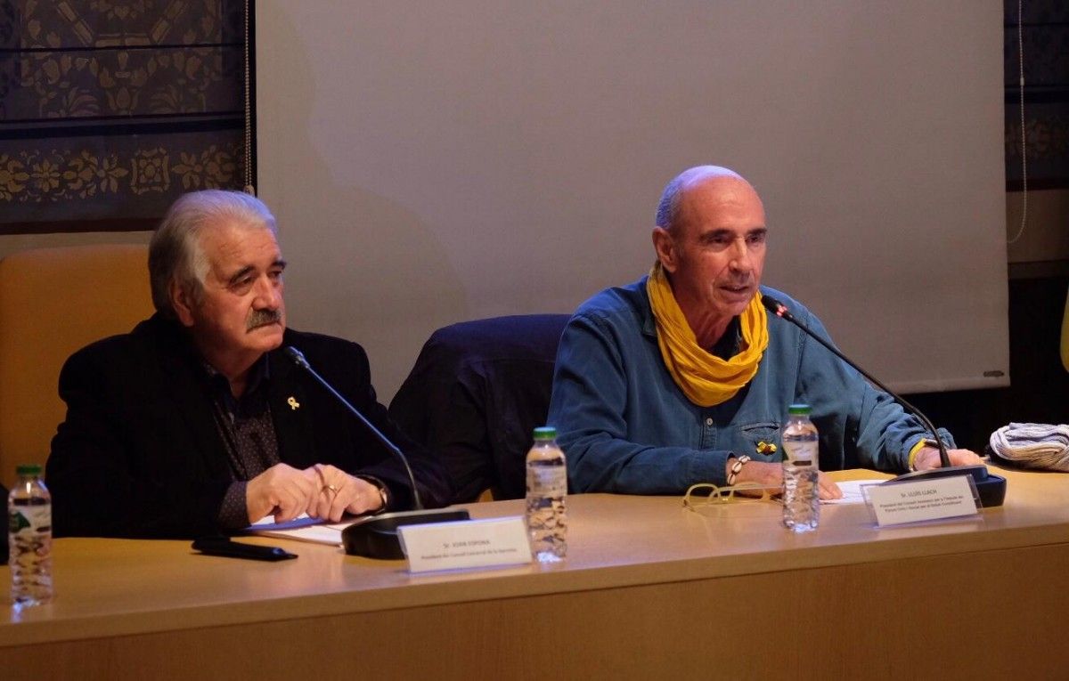 Joan Espona i Lluís Llach durant la presentació del Fòrum Cívic i Social pel Debat Constituent.