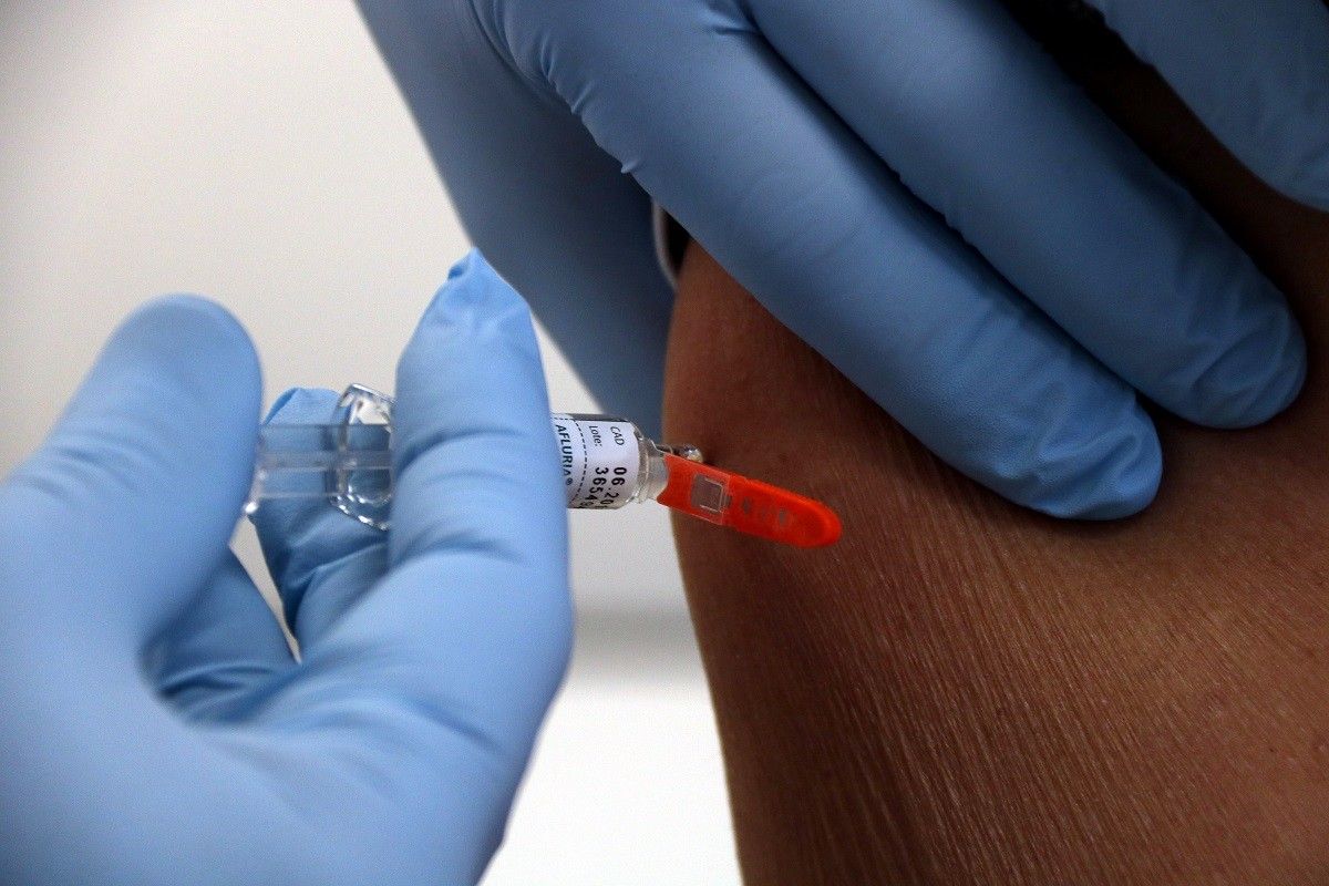 Un pacient rep la vaccina de la grip.
