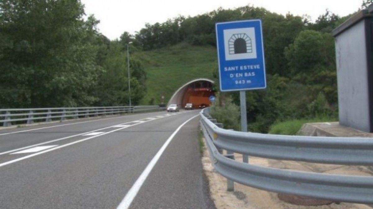 Entrada al túnel de Sant Esteve d'en Bas, que restarà restringit al trànsit aquest dimecres.