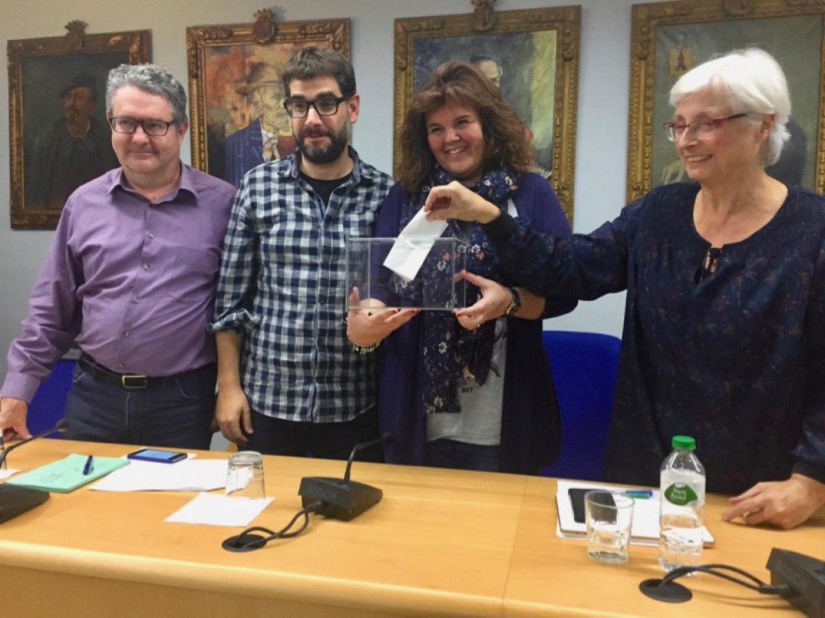 Anna Barnadas, amb altres tres regidors del grup municipal d'ERC, durant el darrer Ple de l'Ajuntament d'Olot.