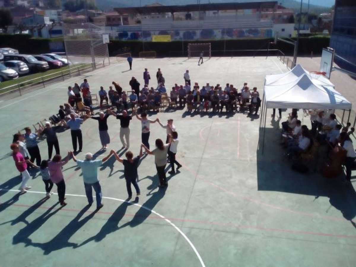 La Cobla infantil i juvenil de l’escola Conrad Saló de la Bisbal va animar les sardanes en la Festa de la Gent Gran al pavelló municipal.