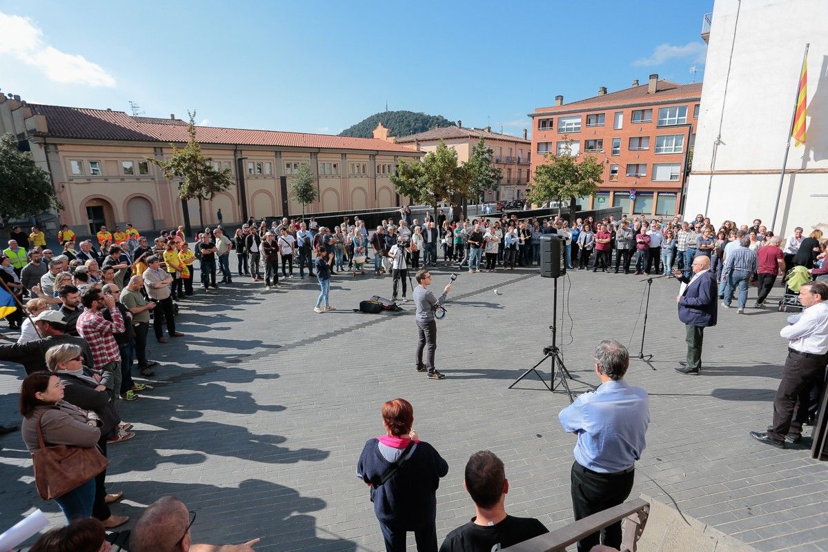 A migdia més de 200 persones s'han concentrat davant de l'Ajuntament d'Olot en protesta pels empresonaments dels Jordis.