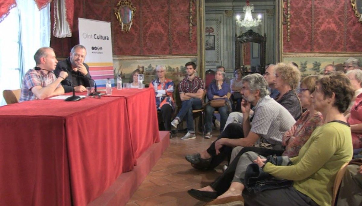  Xavier Puigvert durant la seva conferència «Breu Història d’Olot» a Can Trincheria.