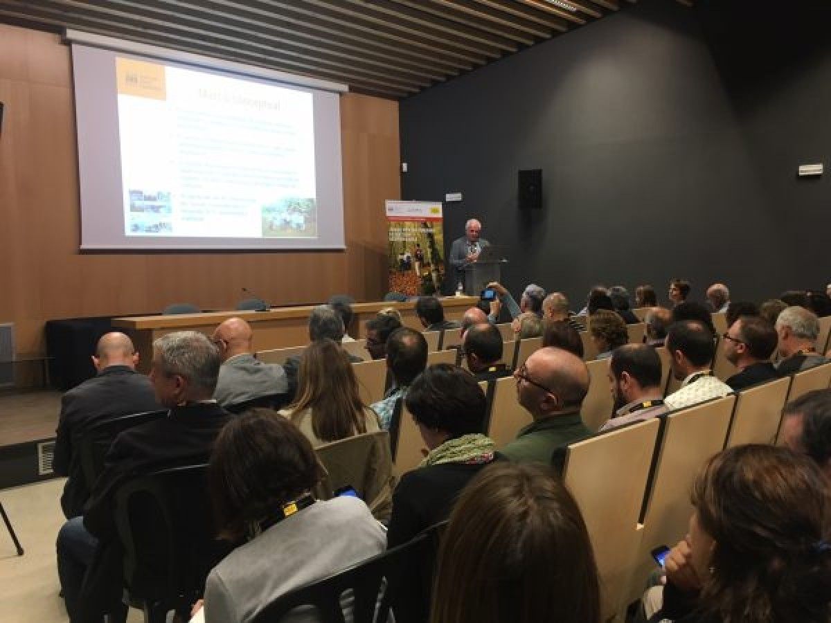 Imatge de l'auditori de Can Trona durant la celebració del Fòrum d'Ecoturisme.