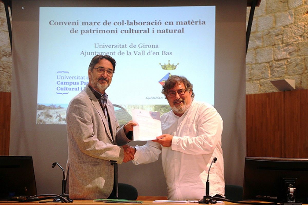 El director científic del Campus Patrimoni Cultural i Natural de la UdG, Josep Vila (a l'esquerra), i l’alcalde de l’Ajuntament de la Vall d’en Bas, Lluís Amat, van signar ahir aquest conveni de col·laboració.
