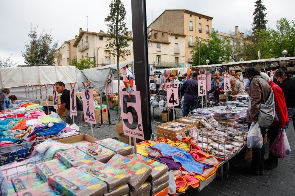 El mercat extraordinari és un dels atractius de la Fira de l'1 de maig a Olot.