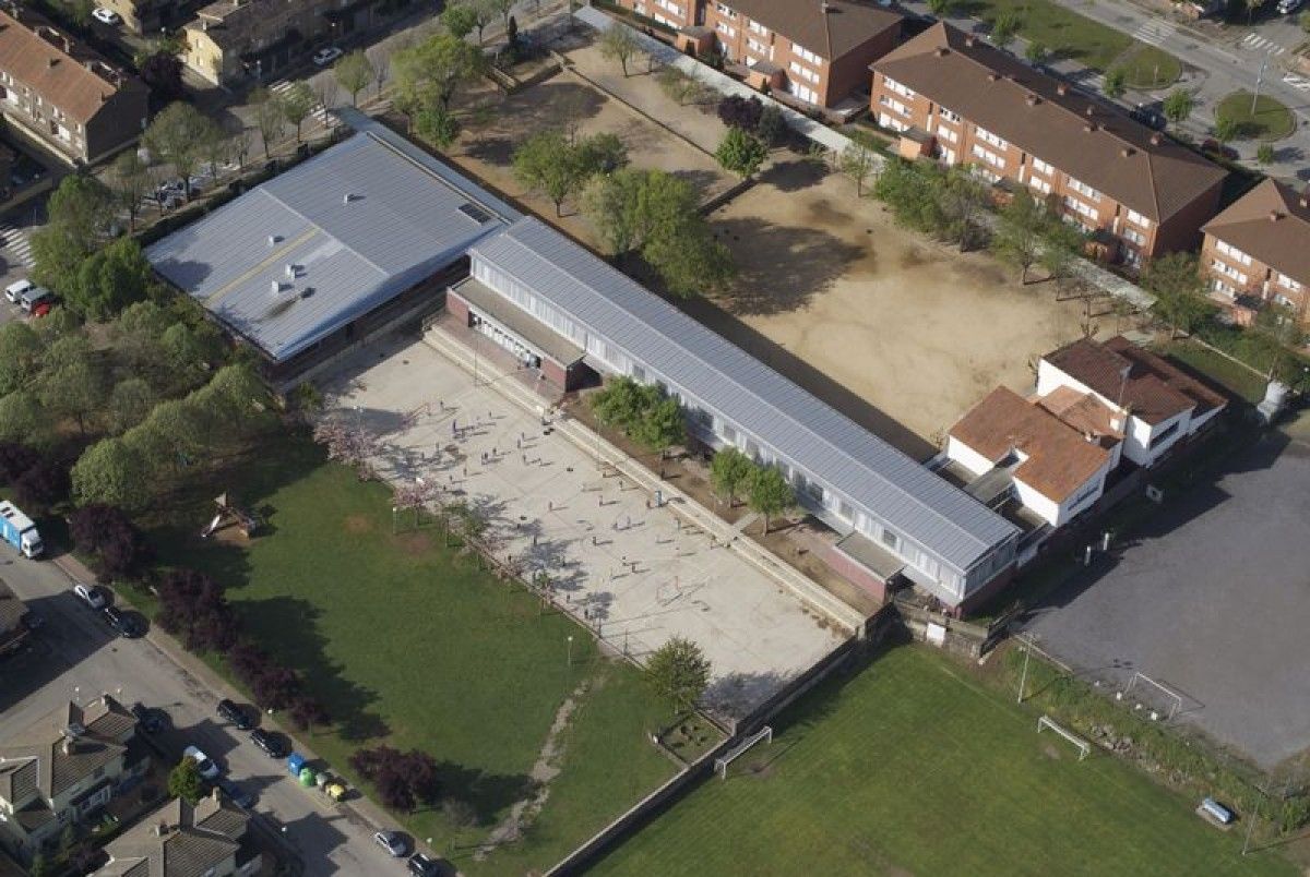 Imatge aèria del CEIP Pla de Dalt d'Olot, on s'instal·larà la coberta fotovoltaica.