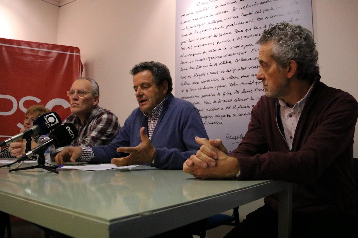 Els regidors del PSC a Olot durant la roda de premsa per valorar el trencament del pacte amb el PDeCAT. D'esquerra a dreta, Mercè Traveria, Jaume Mir, Josep Guix i el secretari del PSC a la Garrotxa, Albert Bramon.