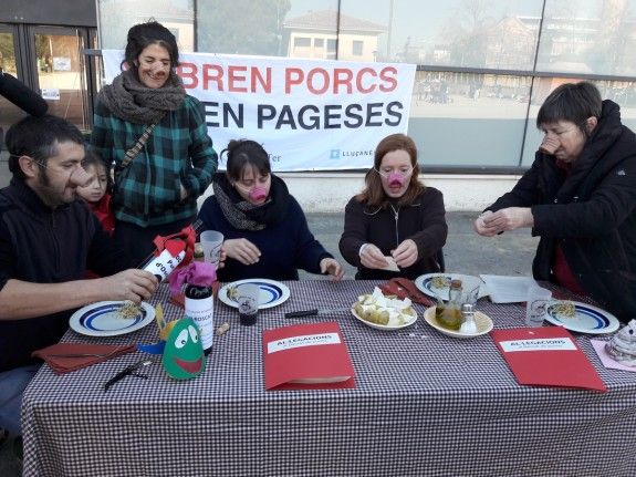 Membres del Grup de Defensa del Ter s'han menjat literalment les al·legacions (fulls de pa d'àngel) amb patates i Purí DO (vi) per fer-ho baixar, durant la performance de protesta.