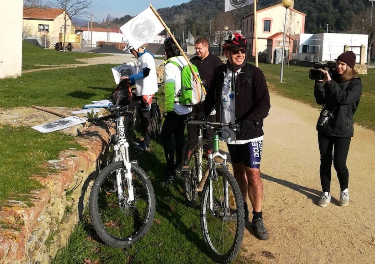 La bicicletada per a lliurar les al·legacions a Girona ha sortir de Sant Esteve d'en Bas.