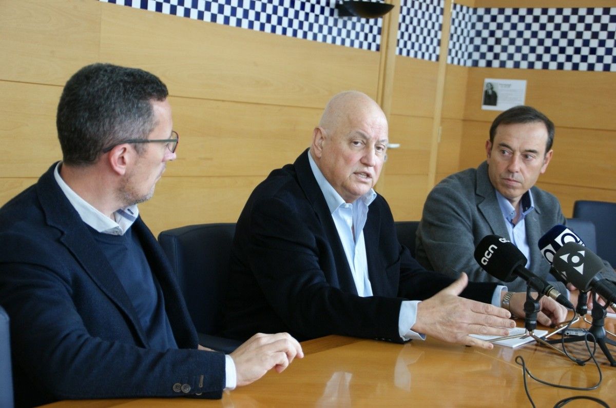 Pep Berga i Estanis Vayreda han acompanyat el Batlle d'Olot, Josep M. Corominas, durant l'anunci del nou cartipàs.