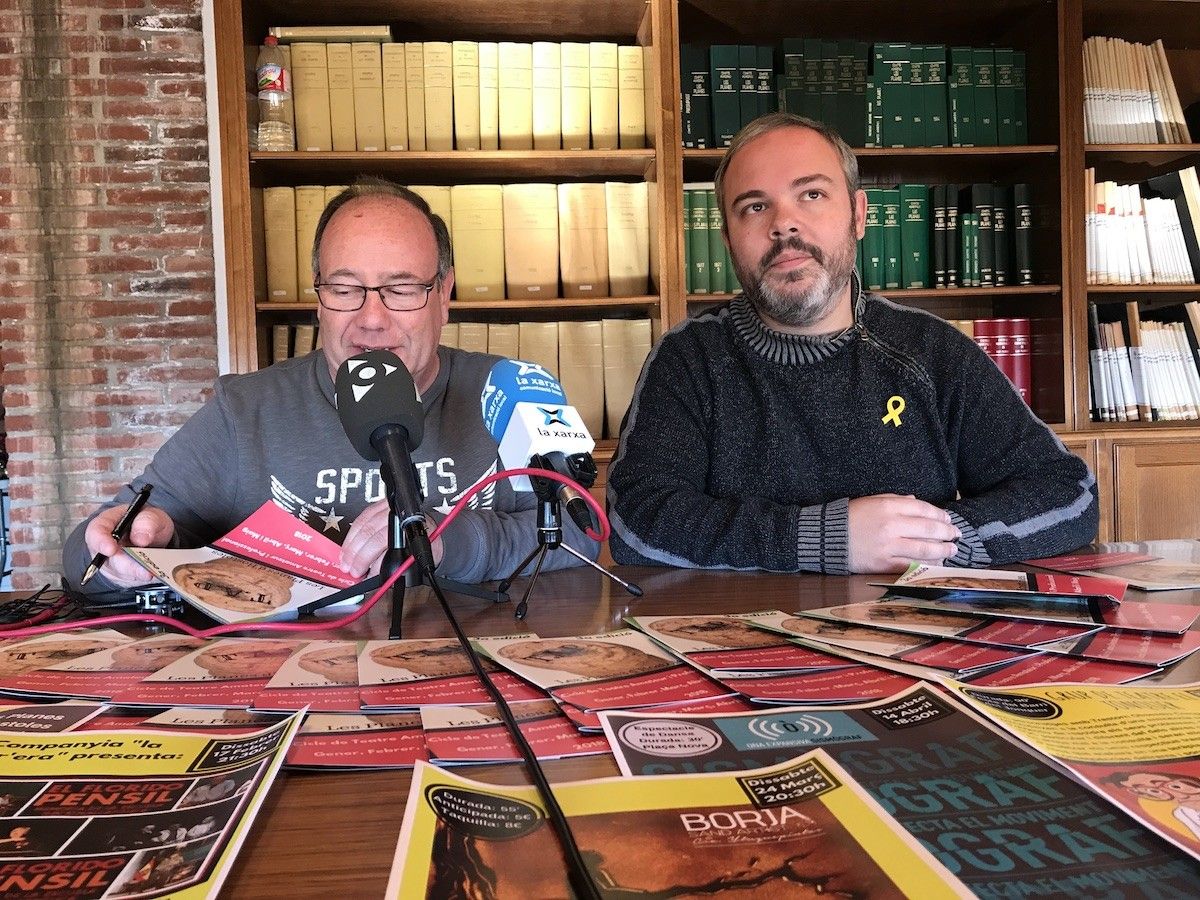 El batlle de les PLanes d'Hostoles, Eduard Llorà, i el regidor de Cultura, Joan Soler, han presentat el TAP 2018.