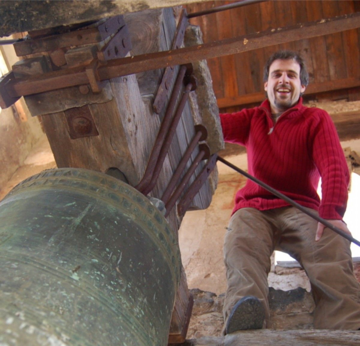 Pallàs, a la foto,  va iniciar l'any 2009 l’inventari de totes les campanes existents a la comarca.