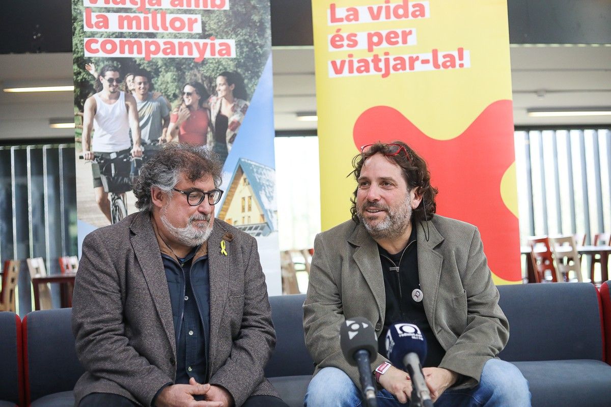 Lluís Amat i Cesc Poch durant la presentació de la cessió de l'alberg a la Generalitat.