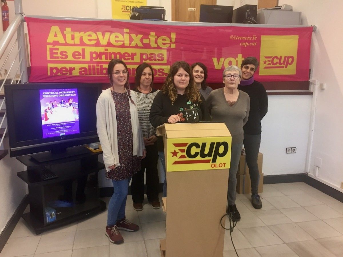 Júlia Becerra, acompanyada d'altres cupaires, ha llegit la posició de la CUP olotina.