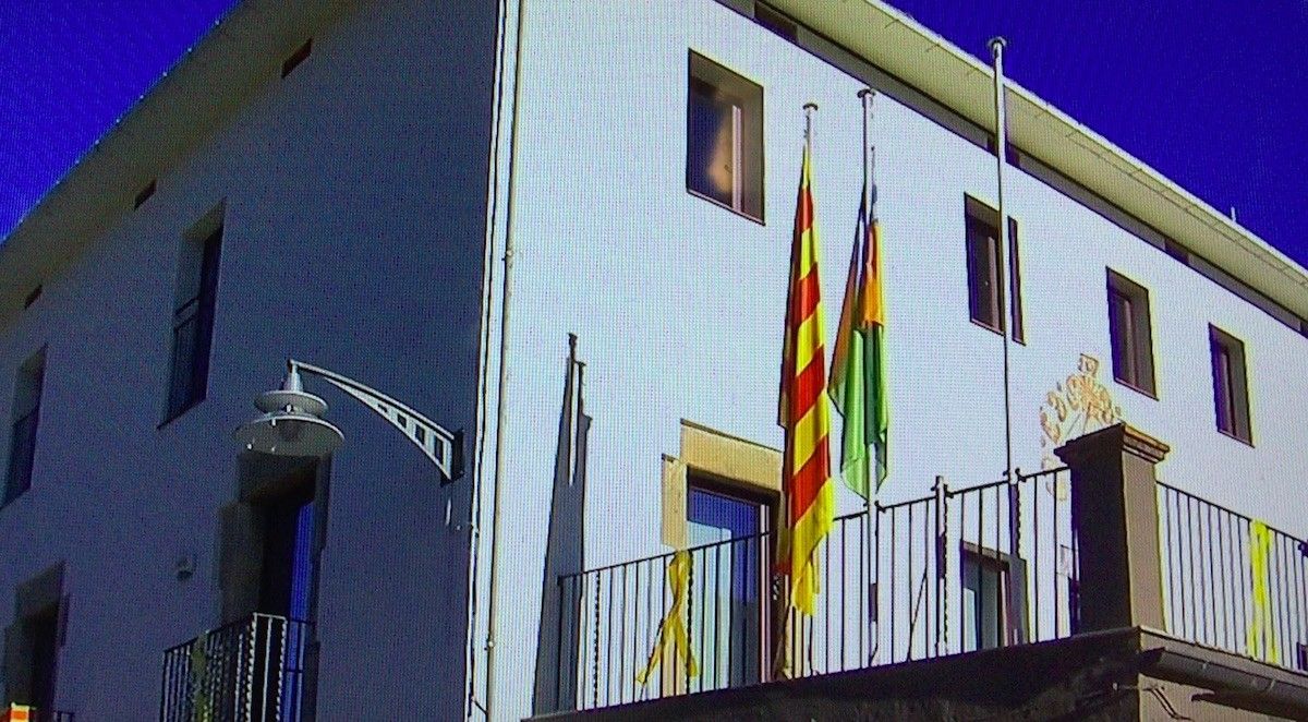 Al balcó de l'Ajuntament de les Preses només hi són la bandera municipal i la senyera.