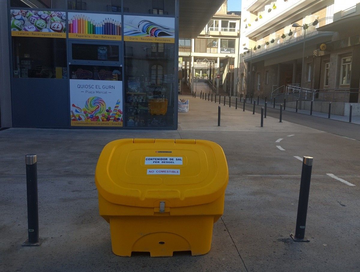 Un dels contenidors amb sals de desgel (a la Plaça Mercat), que ha instal·lat l'Ajutament per a ús ciutadà.