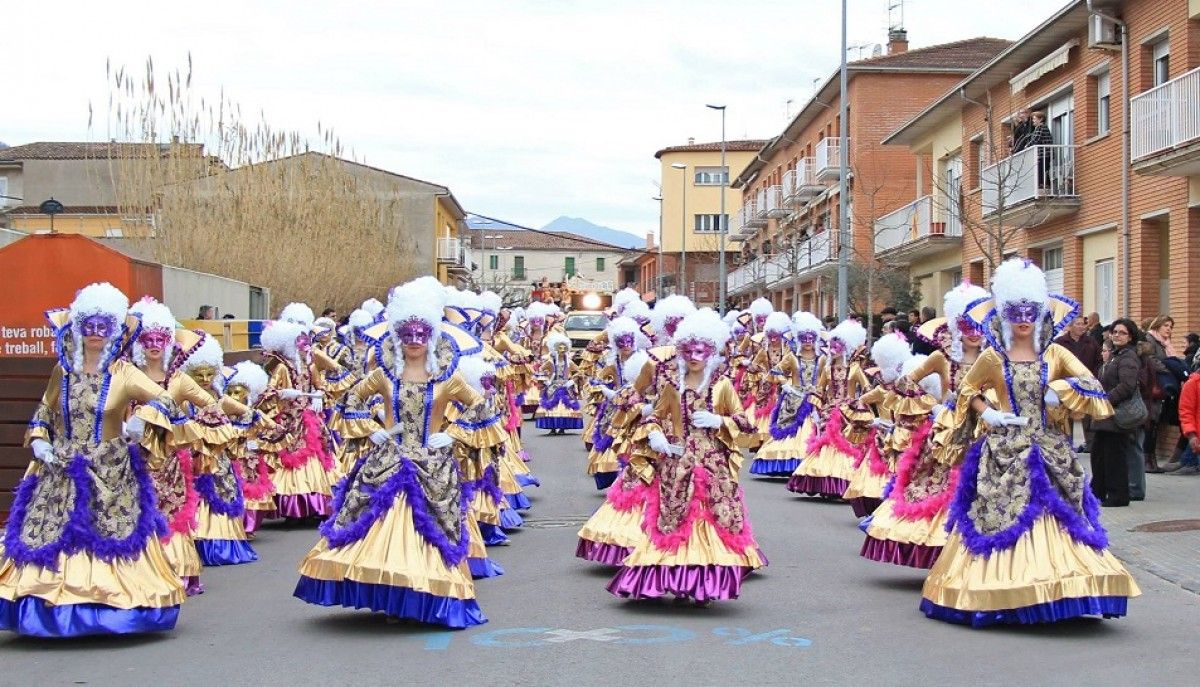 La Gran Rua del Carnaval de Sant Joan les Fonts en una imatge retrospectiva.