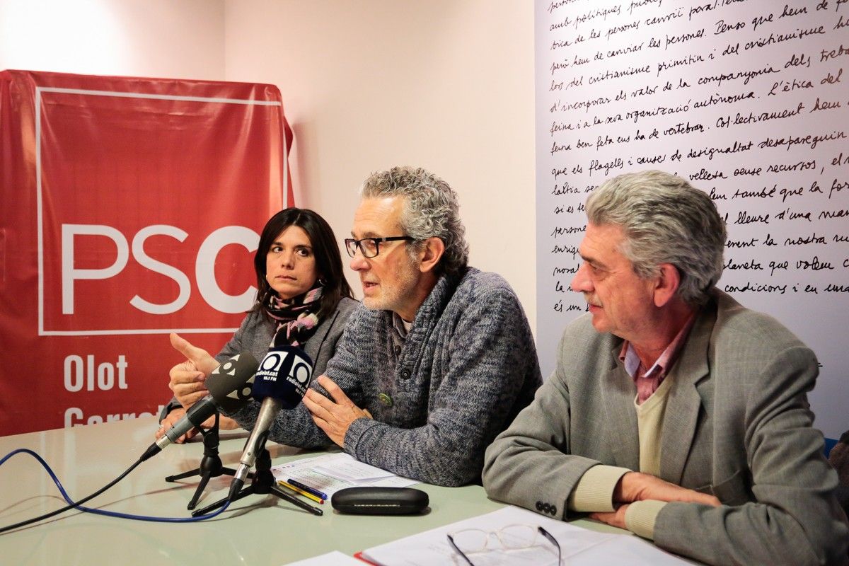 Albert Bramon al mig de la foto durant la presentació a OLot de la llista del PSC a les darreres eleccions al Parlament de Catalunya .