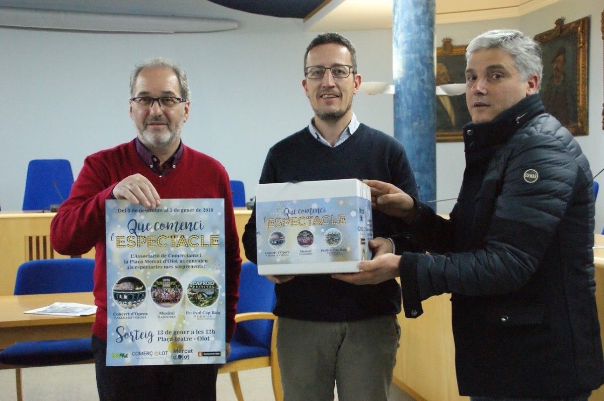 Jordi Rovira, president de l’ACO, i Jordi Vilarrasa, de la Plaça Mercat han presentat la iniciativa amb el regidor de Promoció Econòmica, Estanis Vayreda.