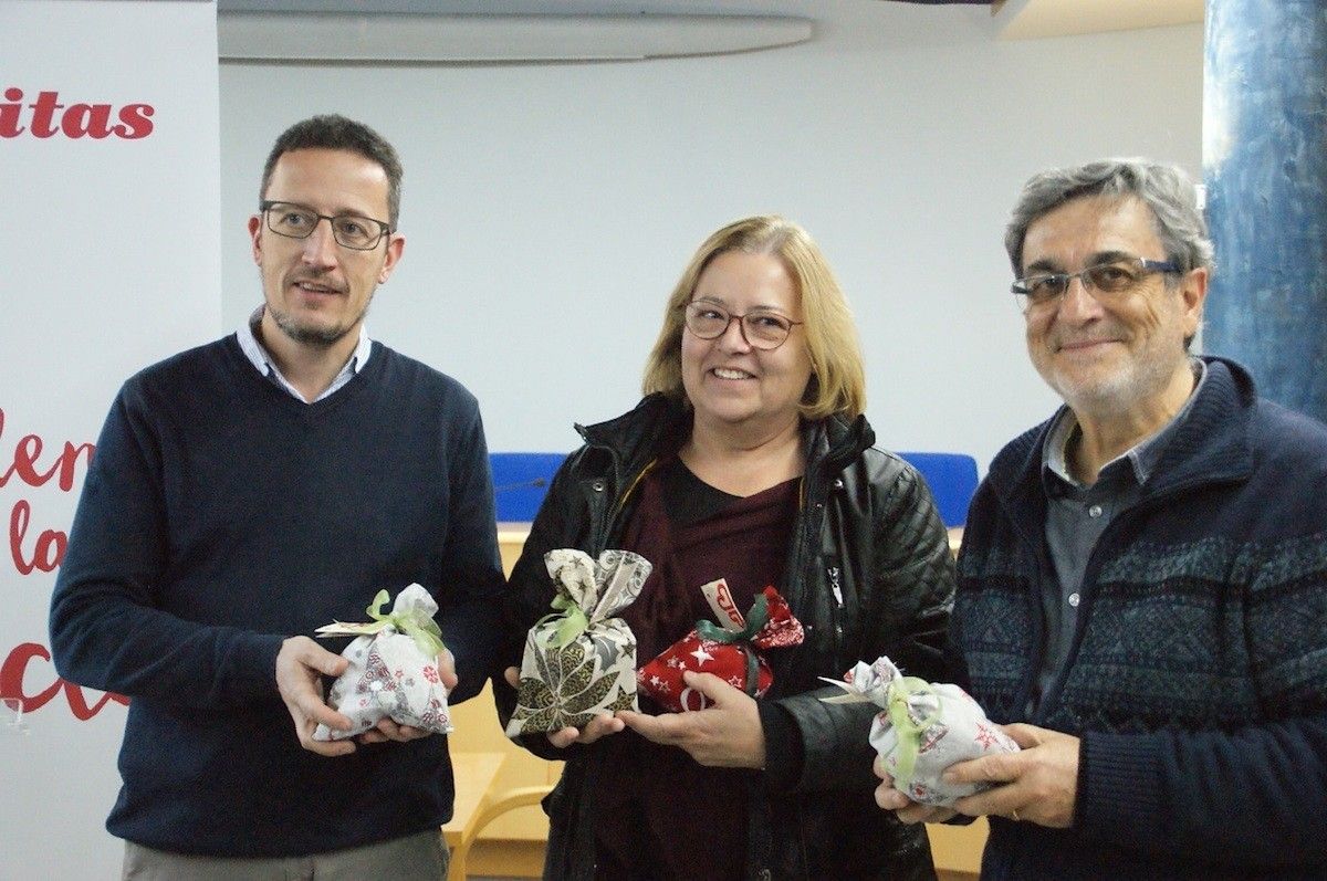 El regidor de Promoció Econòmica, Estanis Vayreda, Pilar Ferrés, de Càritas Garrotxa, i Carles Oller, president de l'entitat, han presentat la iniciativa.