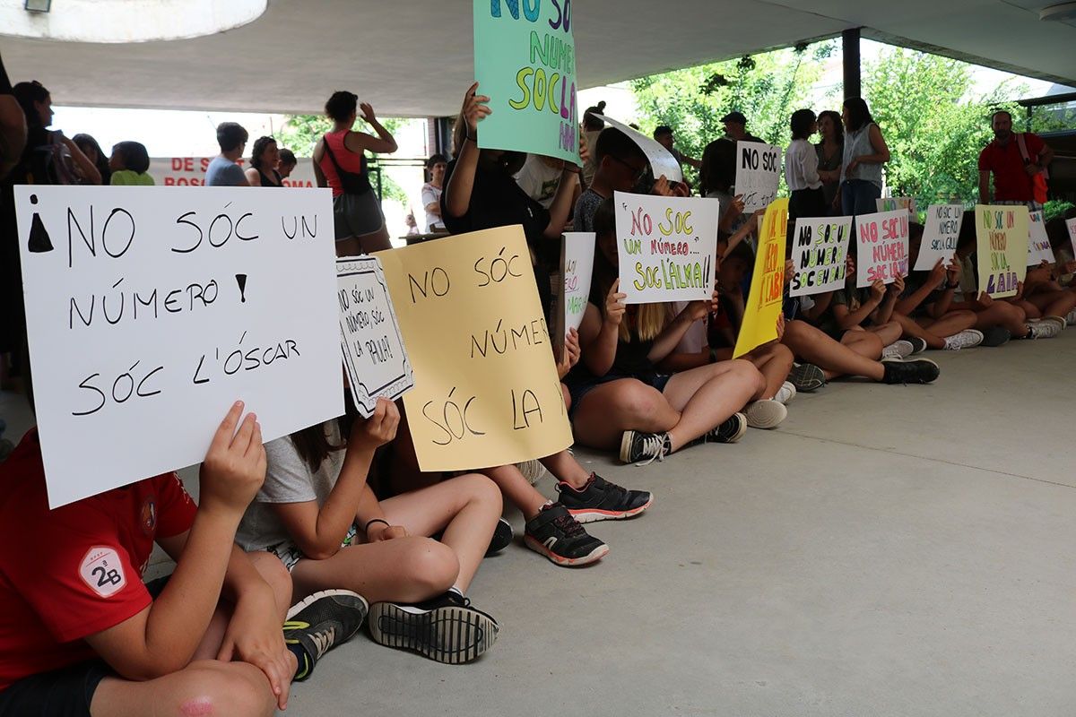 Alumnes de l'Escola Sant Roc d'Olot  amb cartells en contra de la dobla adscripció.