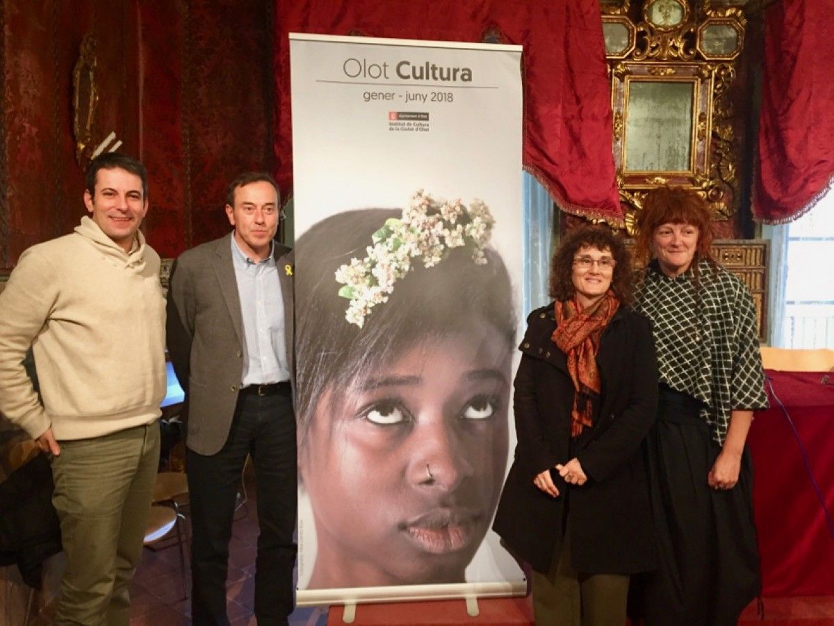 Jordi Serrat, Josep Berga, Montserrat Mallol i Tena Busquets posen amb el cartell de l'agenda cultural d'Olot del primer semestre de 2018, que han presentat avui a Can Trincheria.