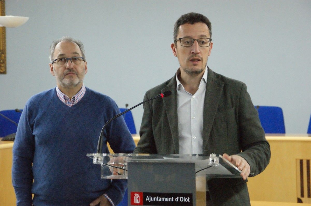 El regidor de Promoció Econòmica, Estanis Vayreda, i el president de l’Associació de Comerciants d’Olot, Jordi Rovira.