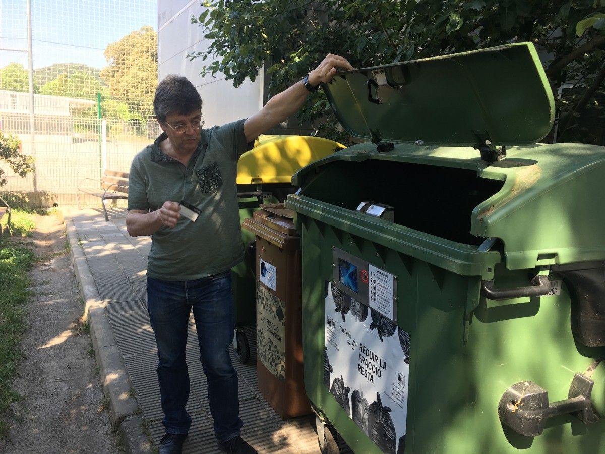 Francesc Canalias, del SIGMA, ensenya com funcionen els contenidors d’accés restringit.