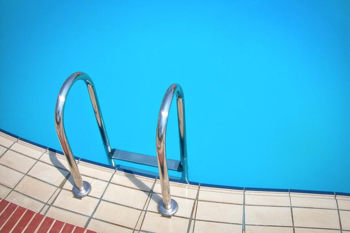 A la Garrotxa hi ha 13 piscines, de les quals deu són públiques