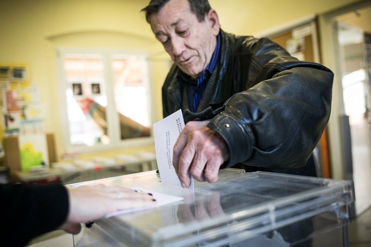 Un ciutadà exerceix el dret a vot a Sant Esteve d'en Bas, la capital de la Vall d'en Bas