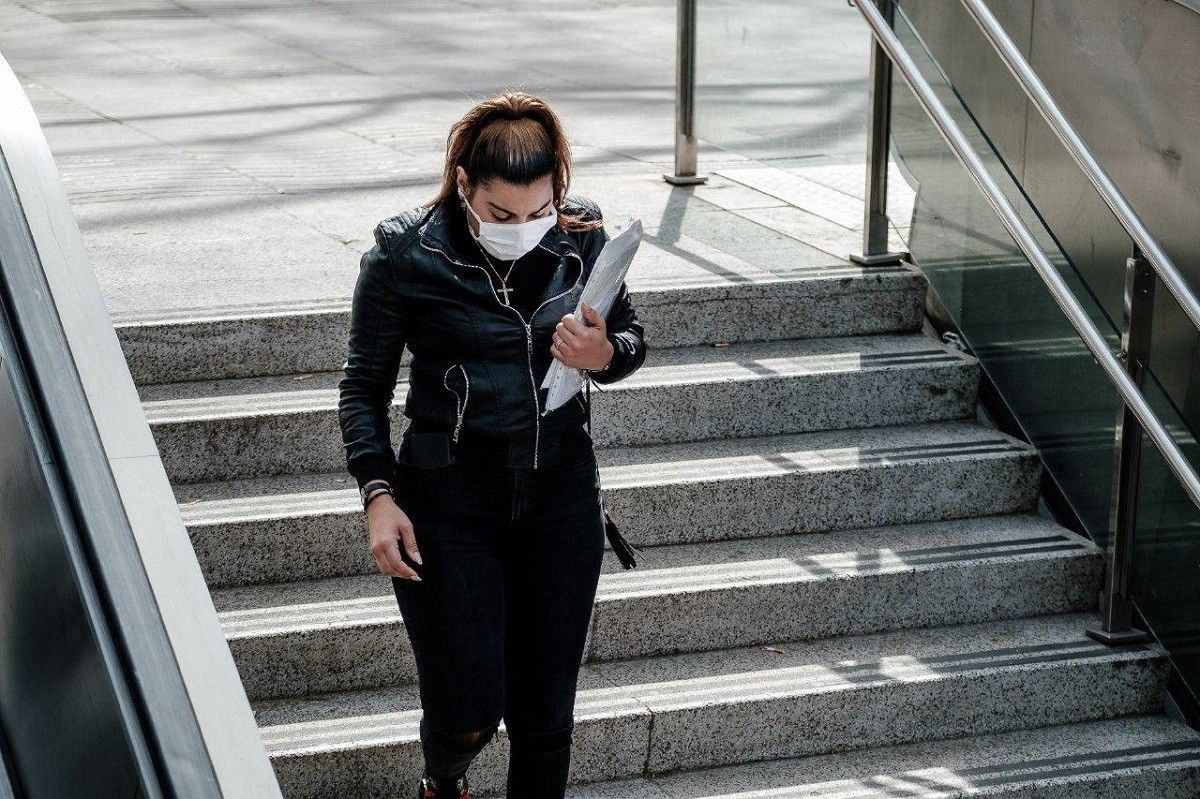 Una dona amb màscara, a Barcelona.