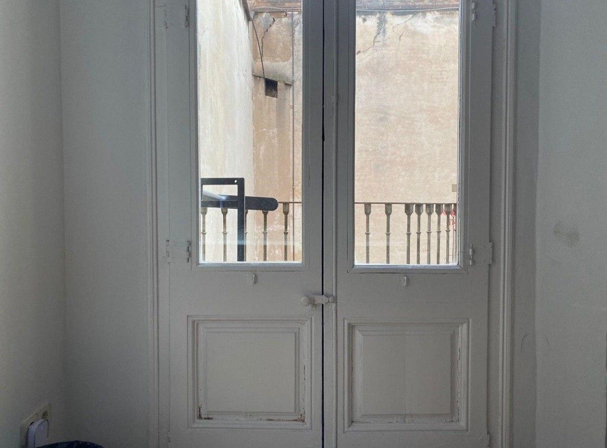La finestra tancada d'una cambra.