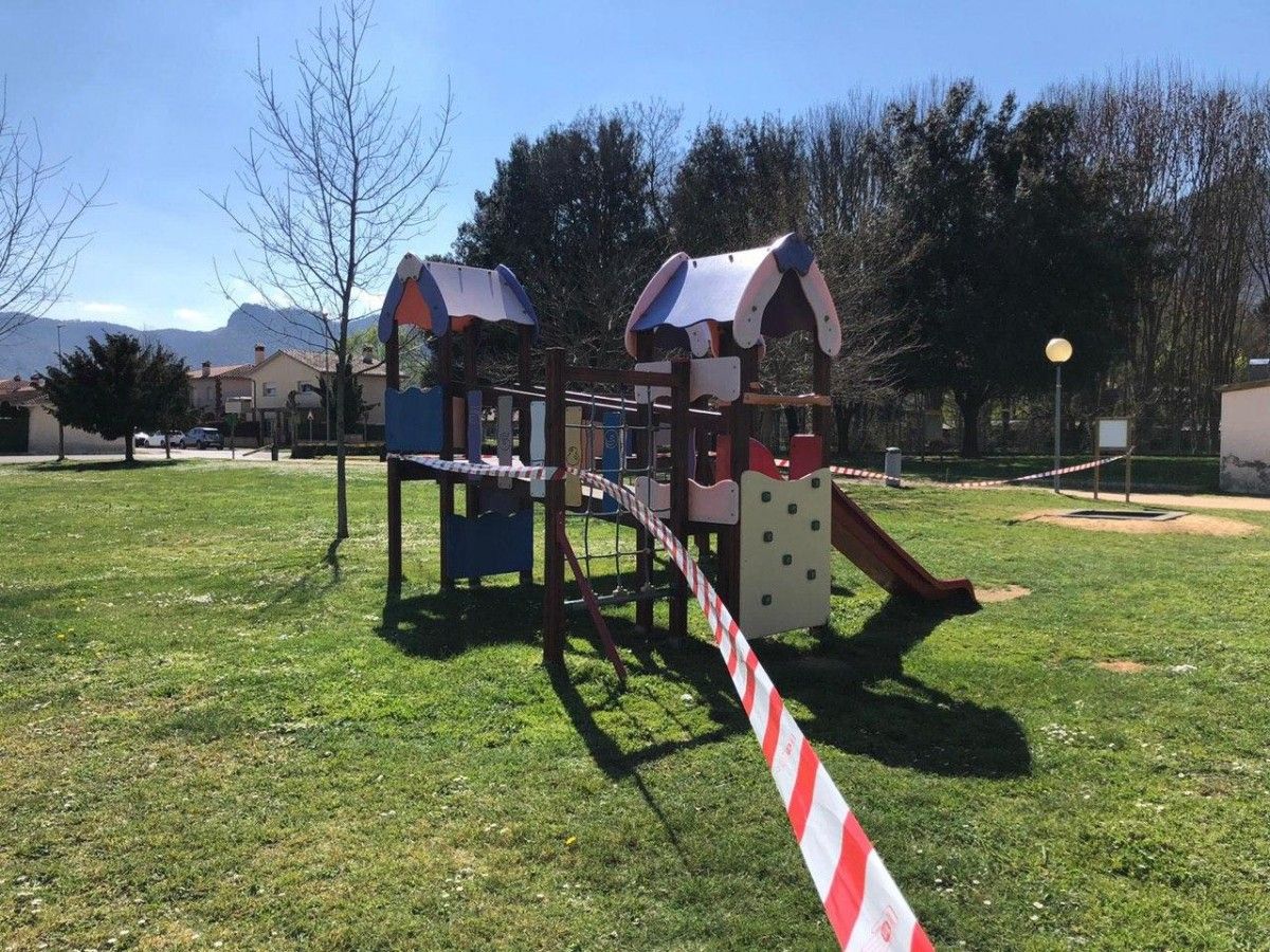 Un parc infantil a la Vall d'en Bas precintat.