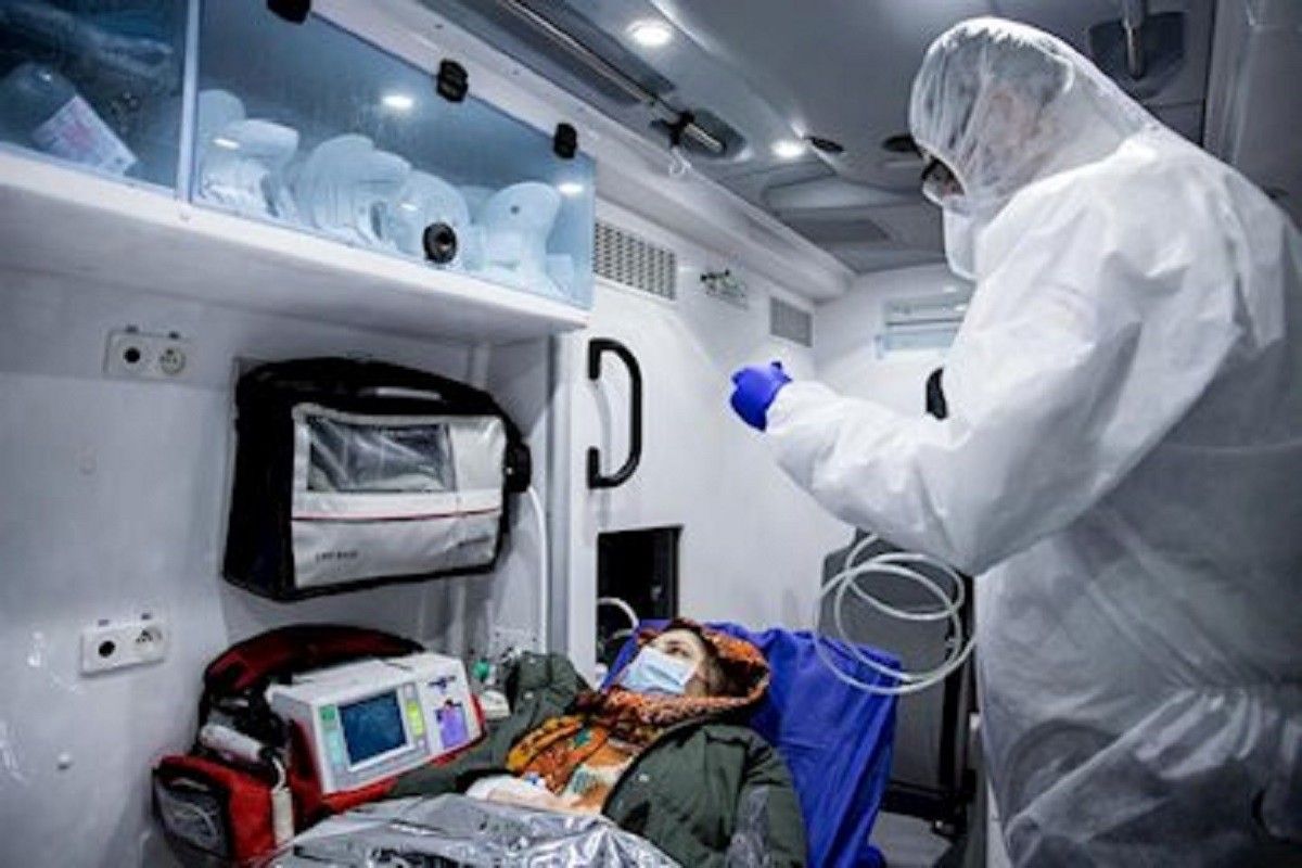 Una pacient de coronavirus atesa en un hospital.