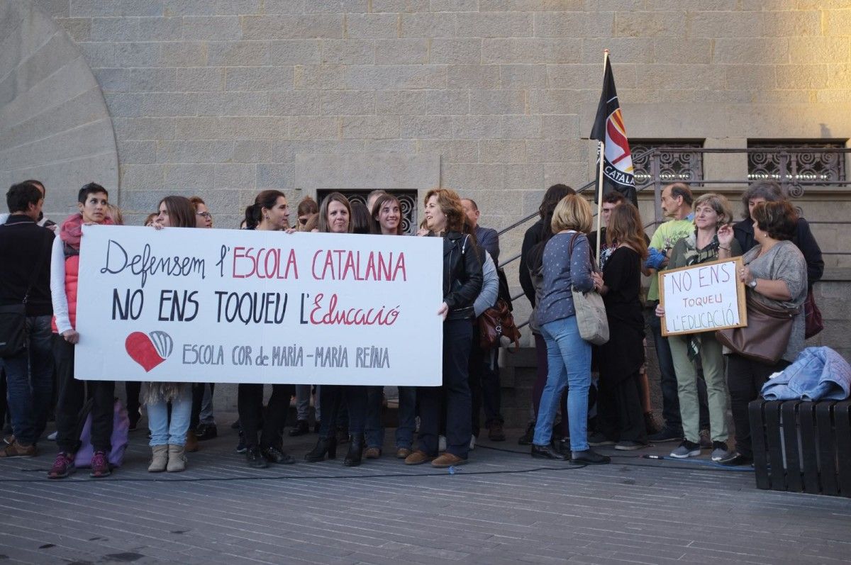 Una pancarta en defensa de l'escola catalana, de l'escola Cord de Maria-Maria Reina d'Olot. 