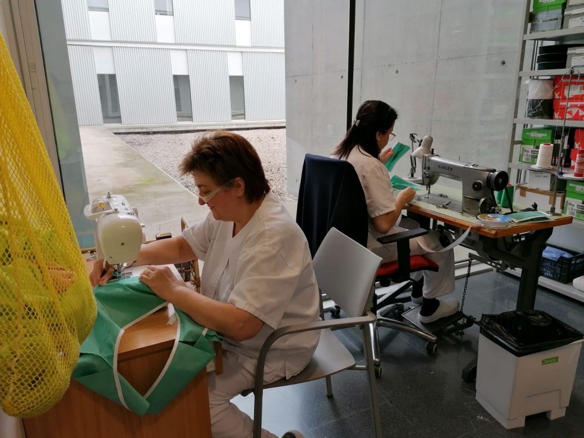 Les bugaderes de l'Hospital d'Olot confeccionen màscares de microfibra reutilitzables.