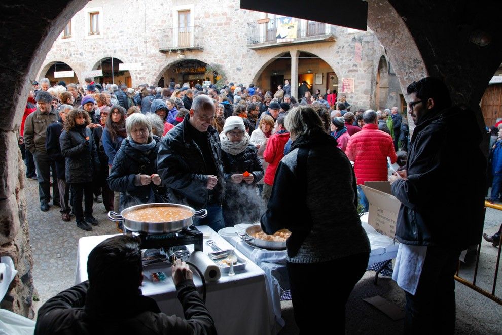 Milers de persones es reuneixen a la plaça Major de Santa Pau per degustar plats elaborats amb fesols.