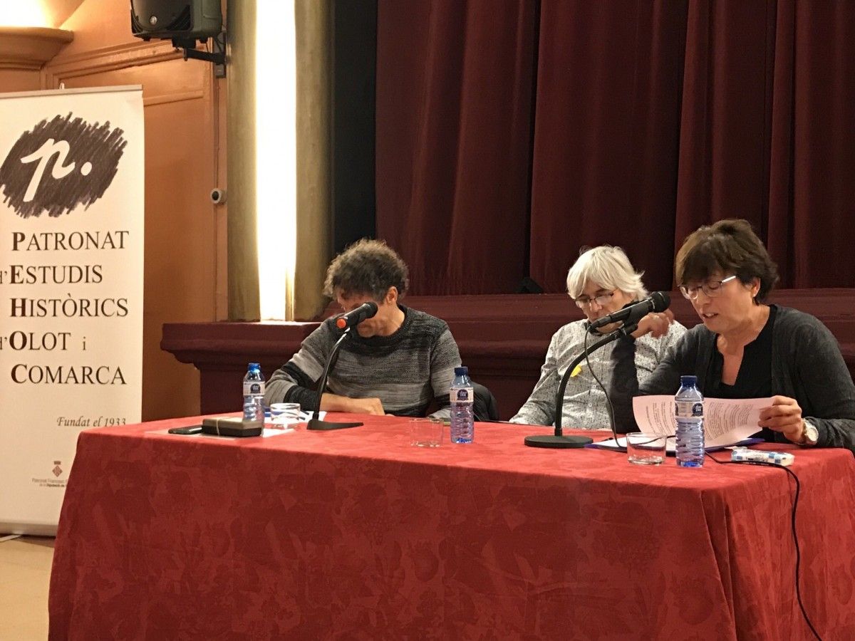Josep M. Reixach, Pere Soler i Anna M. Font van parlar a l'Orfeó sobre l'educació a la Garrotxa.