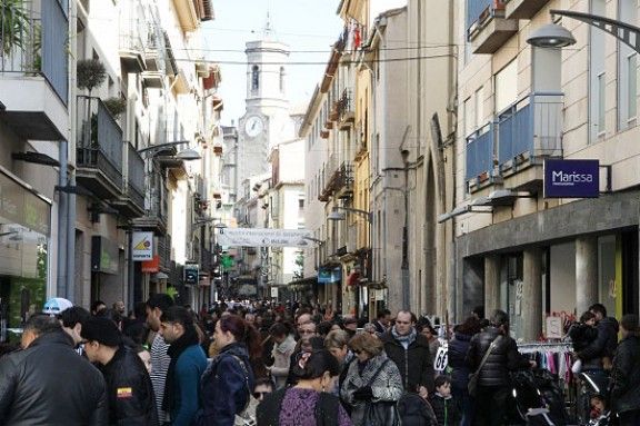 El carrer Sant Rafel d'Olot, ple de gom a gom.
