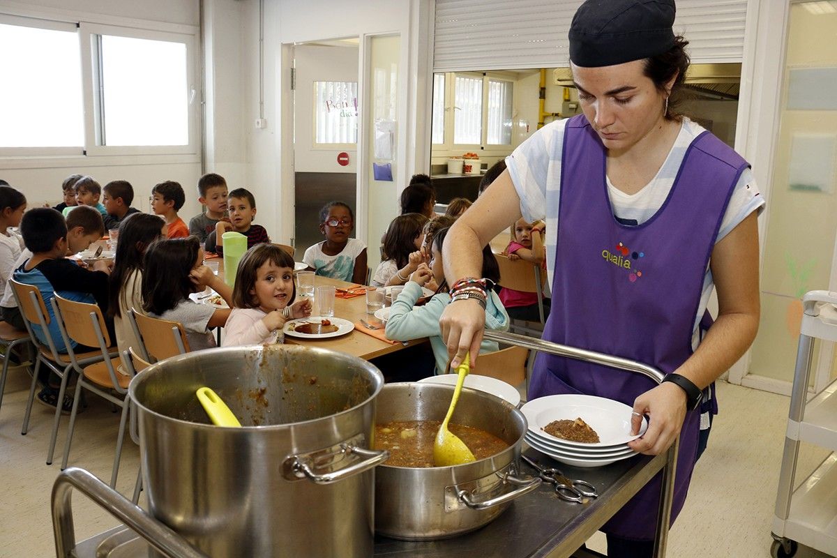 Nou-centes famílies de la Garrotxa es beneficiaran de les targetes moneder de les beques dels menjador escolars.