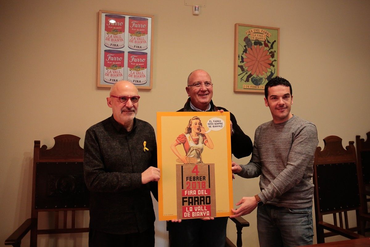 D'esquerra a dreta: David Darné, Santi Reixach i Quim Domene amb el cartell de l'11a Fira del Farro.