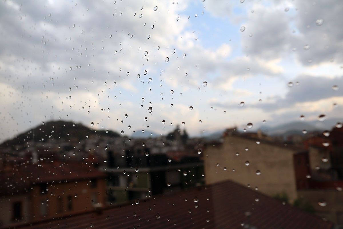 Imatge de la pluja aquest dilluns a la tarda a Olot