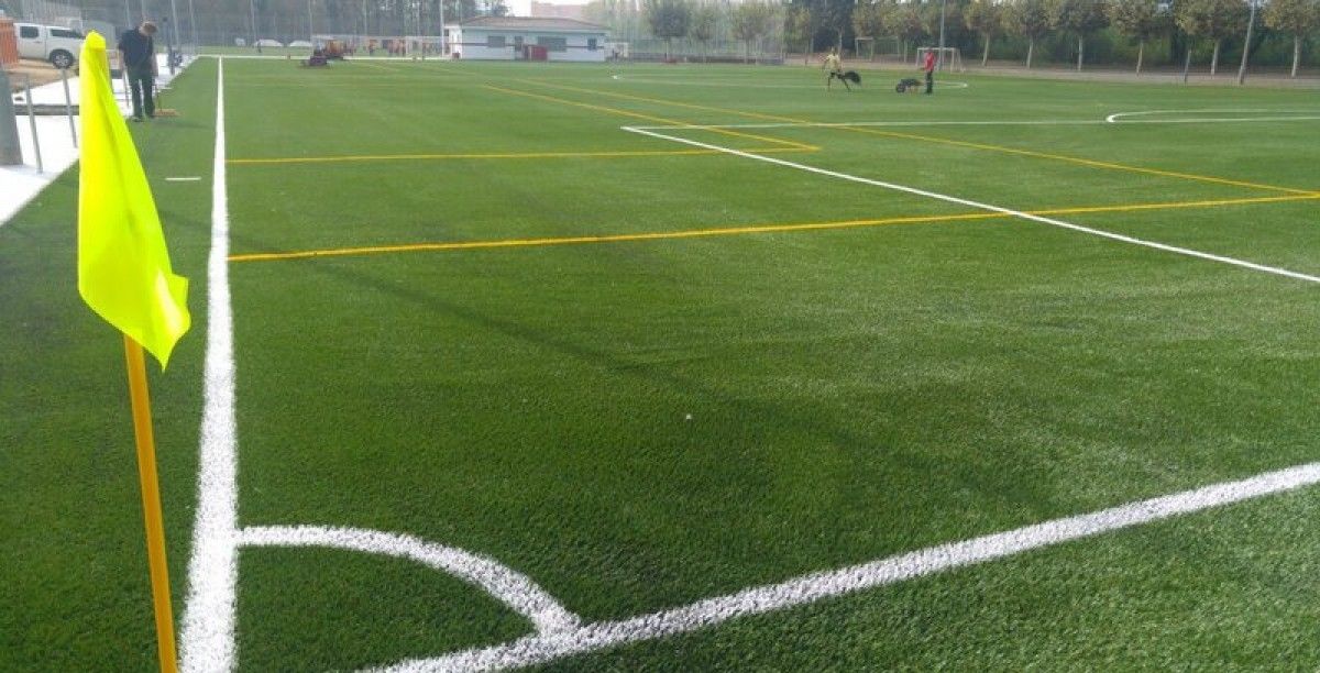 A Riudarenes, el camp de futbol on entrena el Girona FC,  és de gespa híbrida de Royalverd.