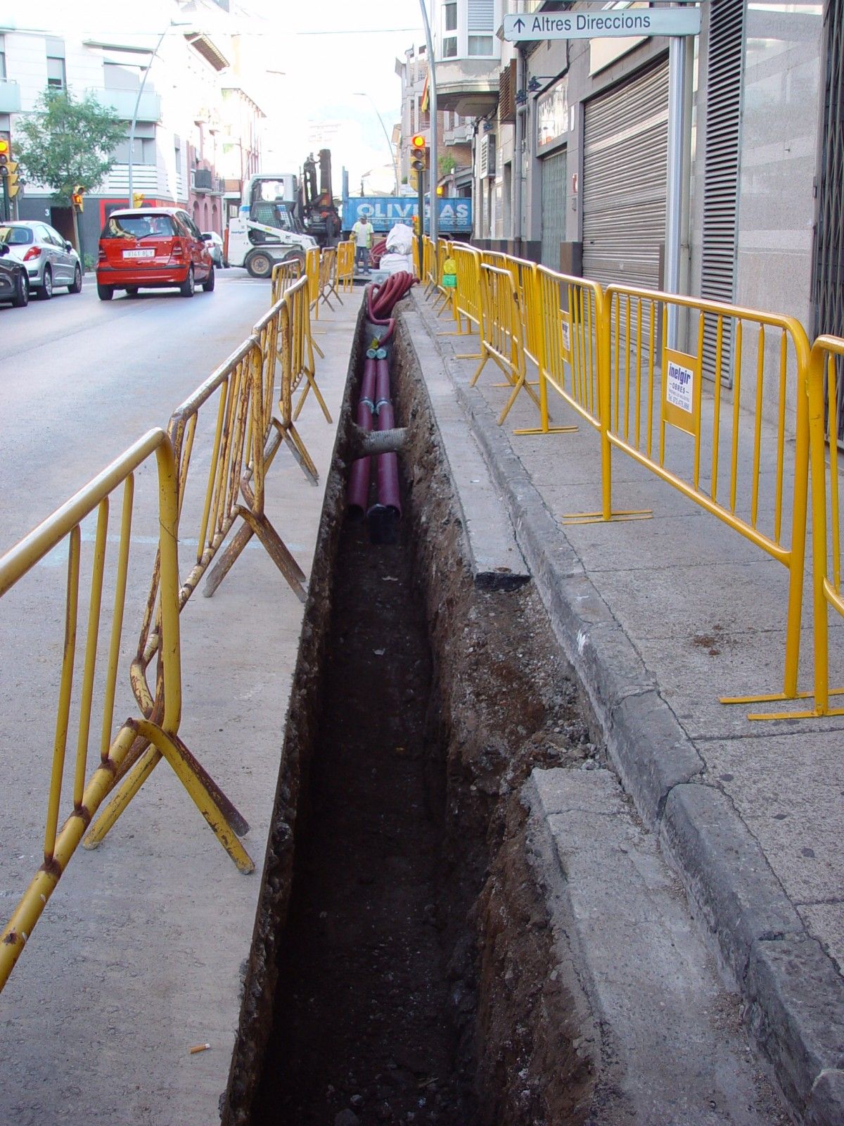 Instantània dels treballs de millora de la línia d'alta tensió subterrània al carrer Pare Roca.